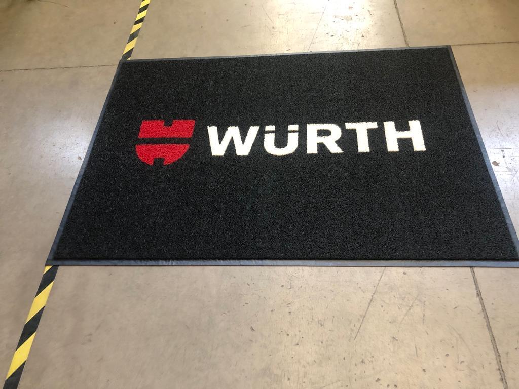 Alfombra corporativa personalizada con logo Würth para local industrial